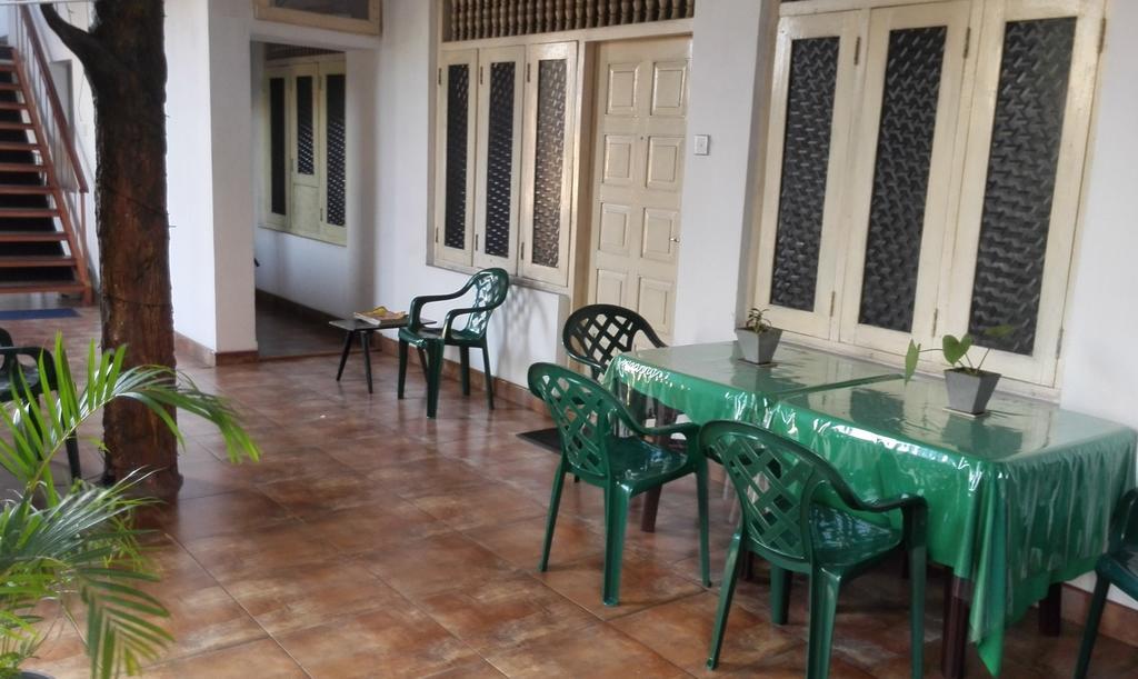 Hotel 100 Dehiwala-Mount Lavinia Exterior photo